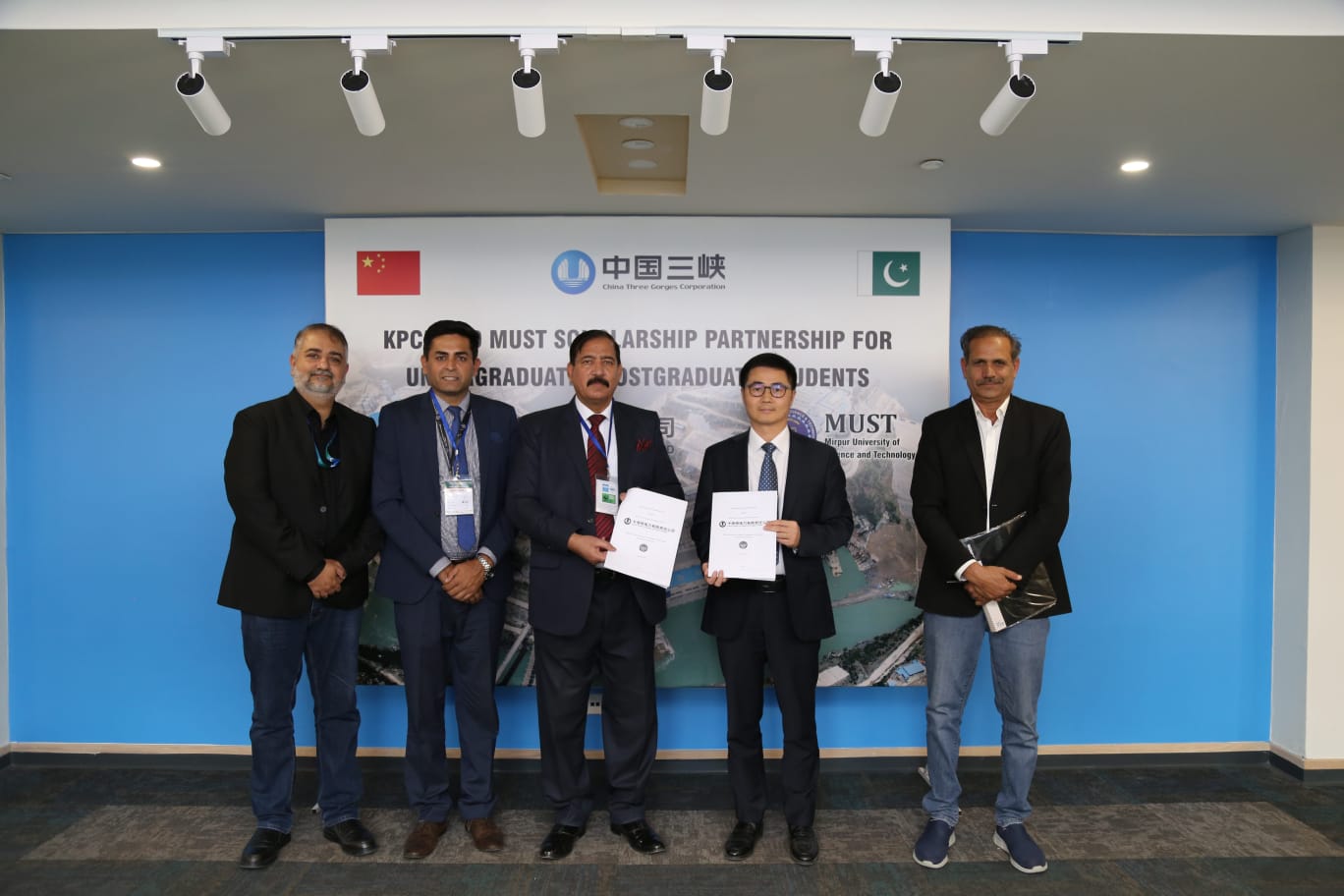 Vice Chancellor MUST, Mirpur AJ&K & Mr. Liu Yonggang, CEO of Karot Power Company Limited (KPCL) signed Memorandum of Understanding (MoU)